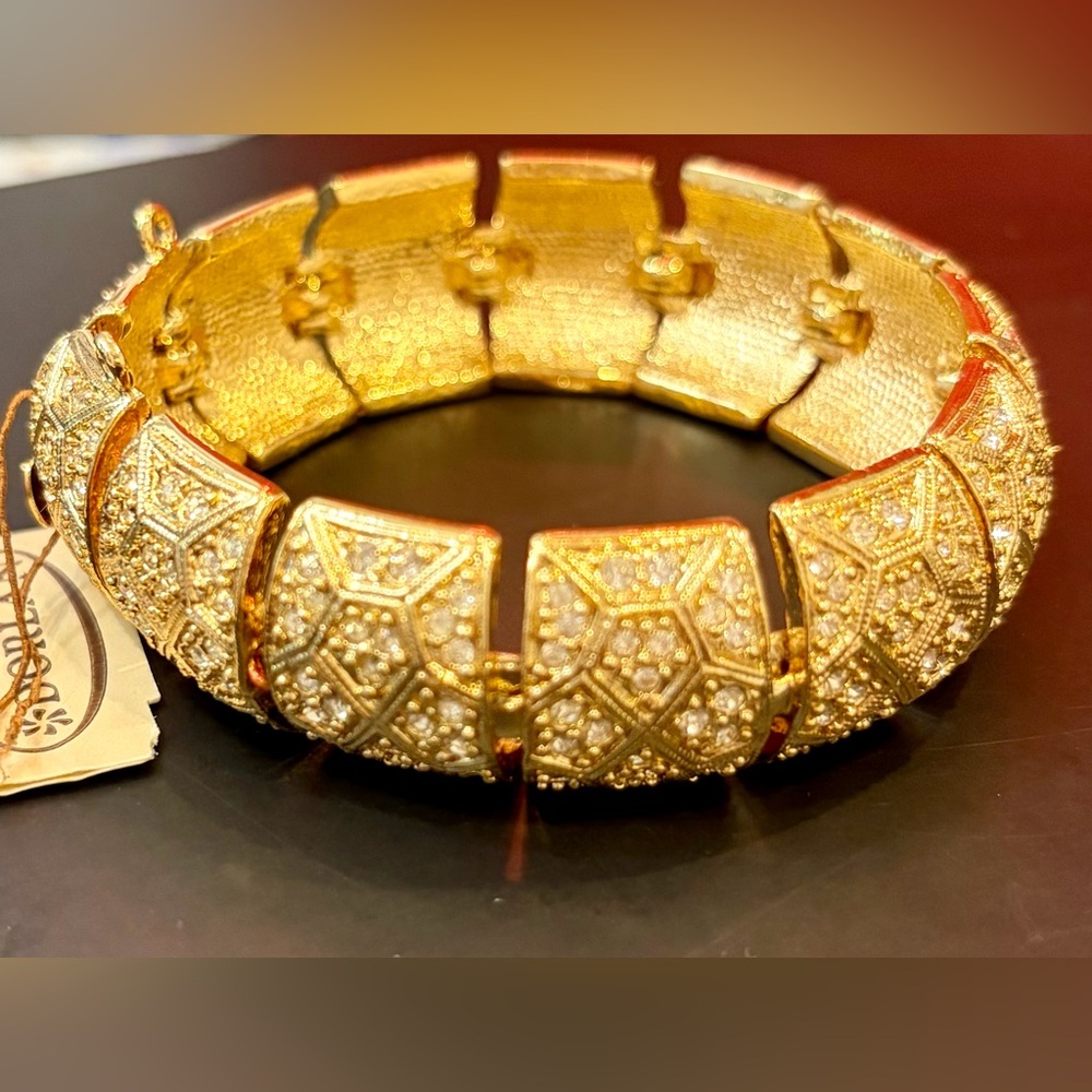 NWT DORLAN Gold Crystal Link Bracelet
Comes in black velvet box & gift ready!